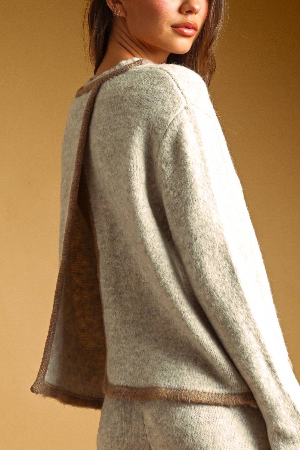 COLOR CONTRASTED BACK OPENED DETAIL SWEATER