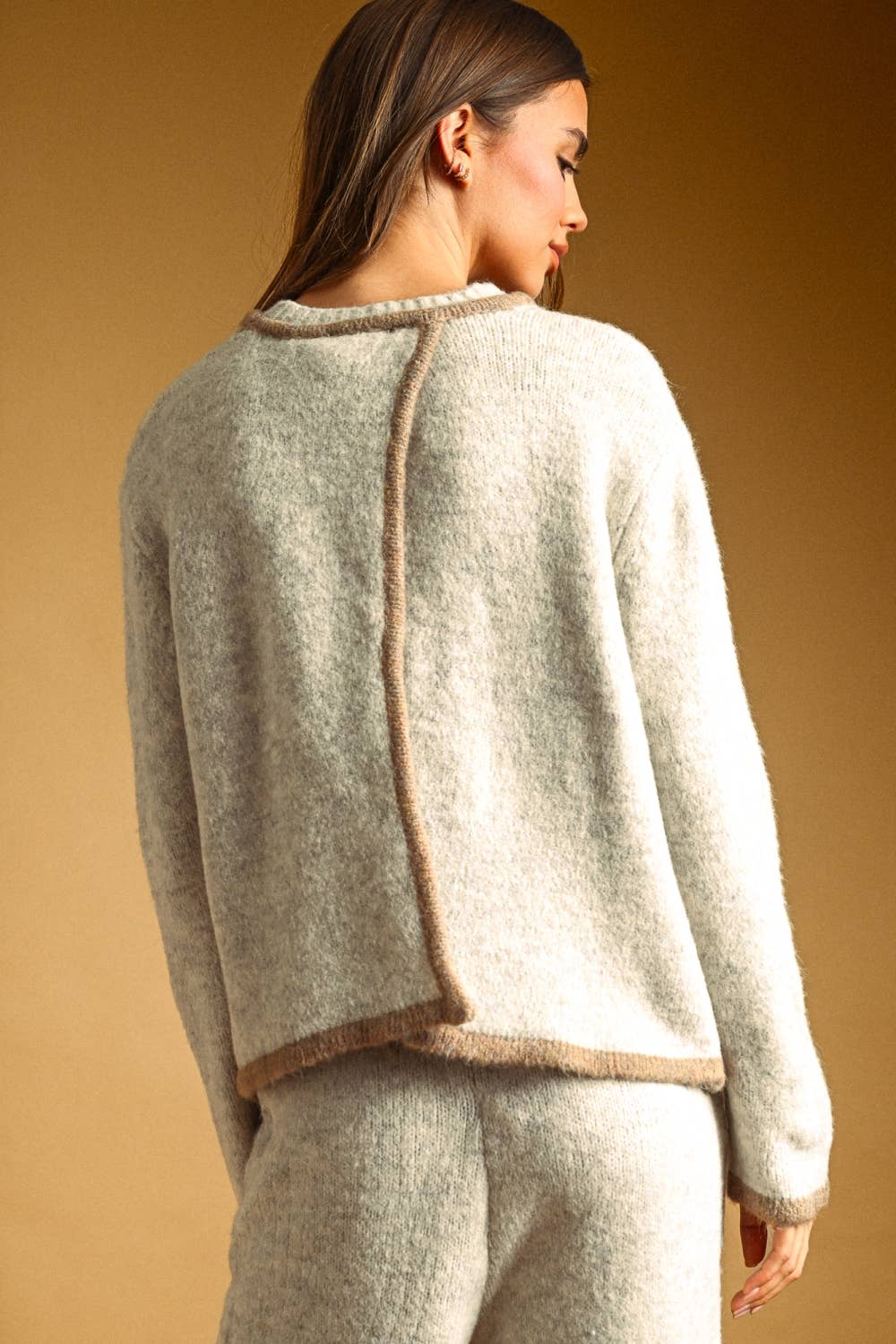 COLOR CONTRASTED BACK OPENED DETAIL SWEATER