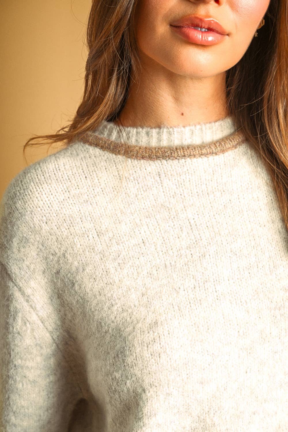 COLOR CONTRASTED BACK OPENED DETAIL SWEATER