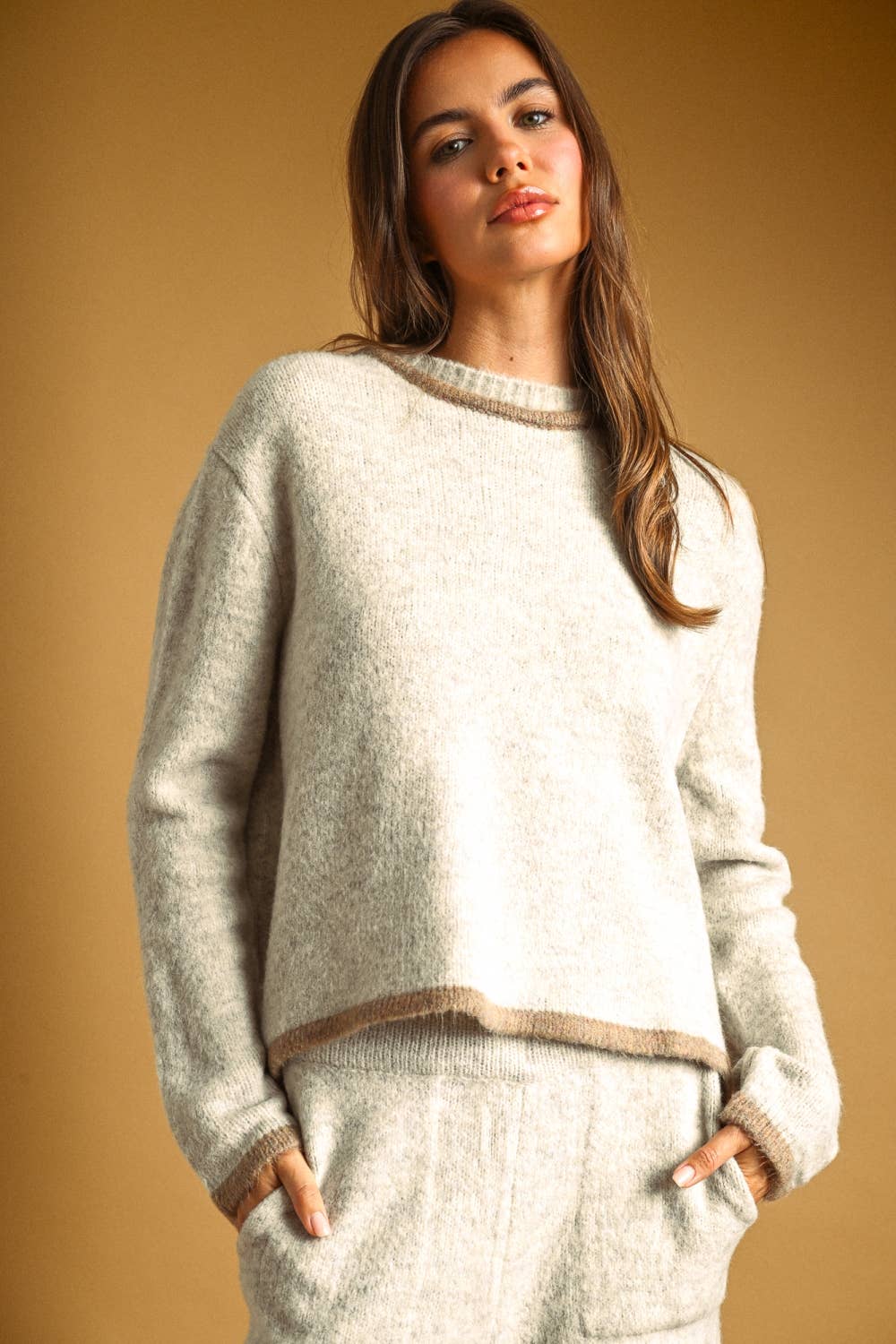 COLOR CONTRASTED BACK OPENED DETAIL SWEATER